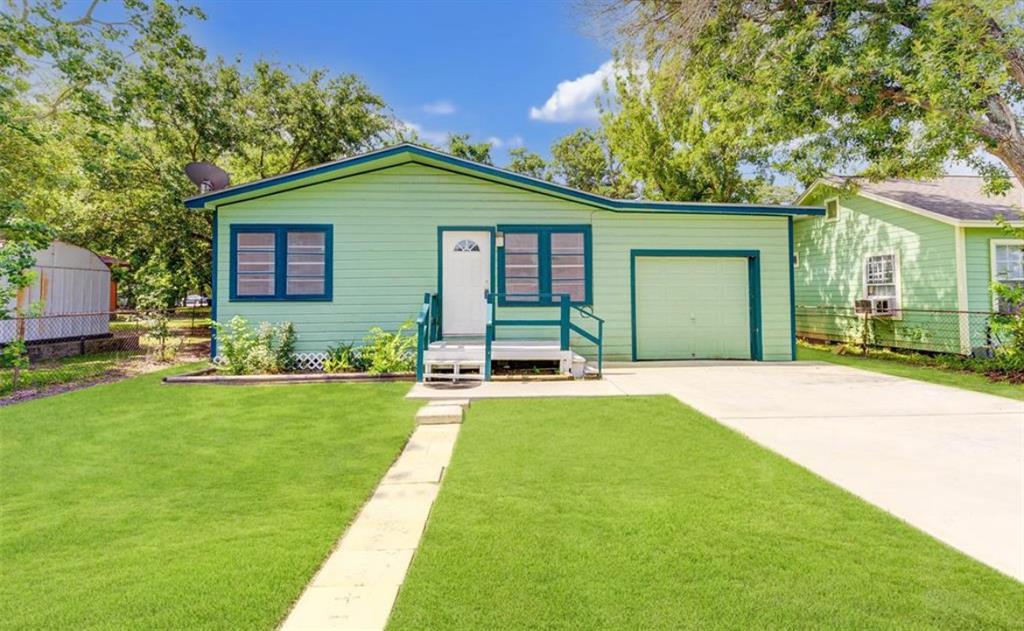 a view of a house with backyard and porch