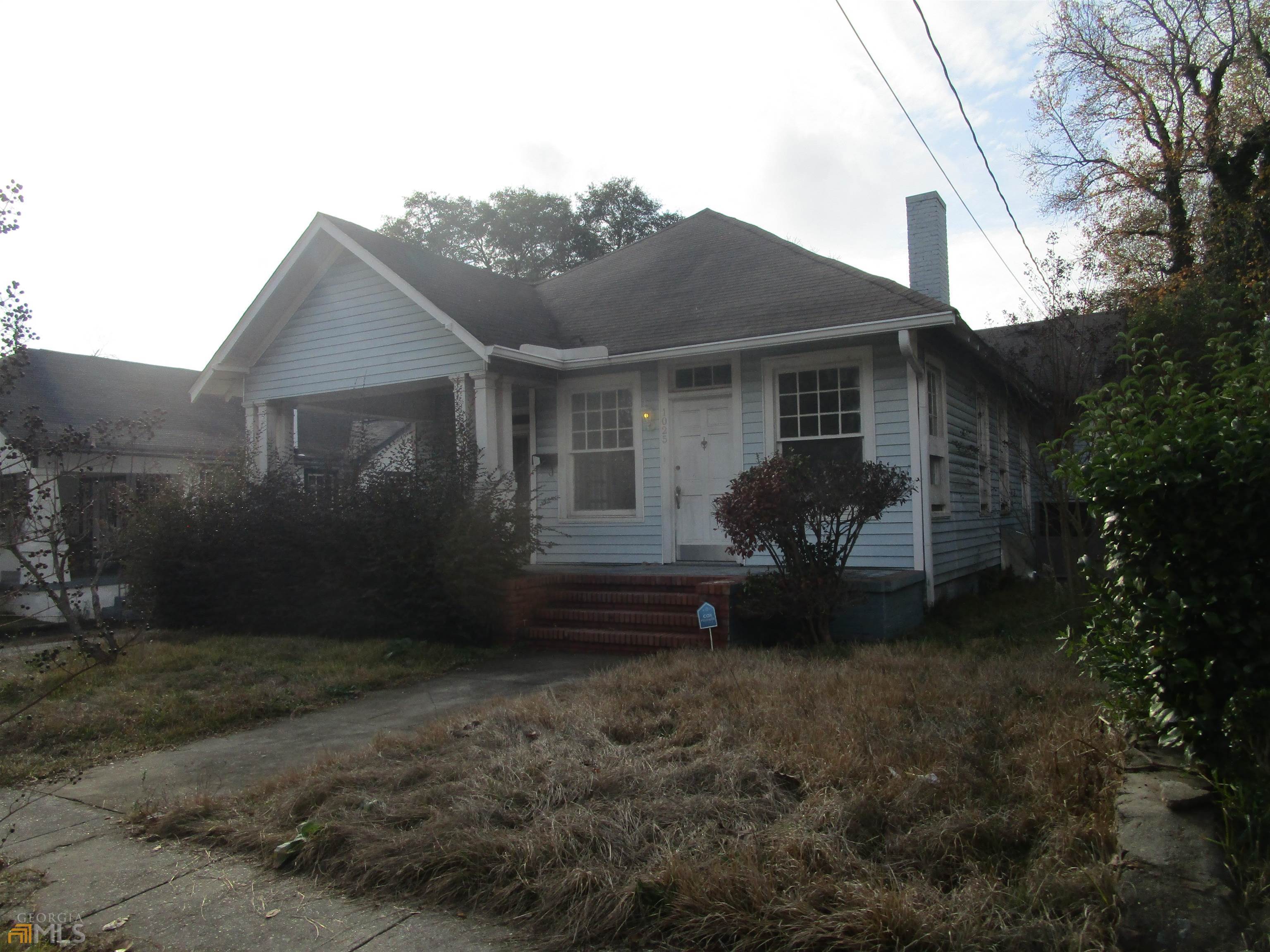 a view of a house with backyard and garden