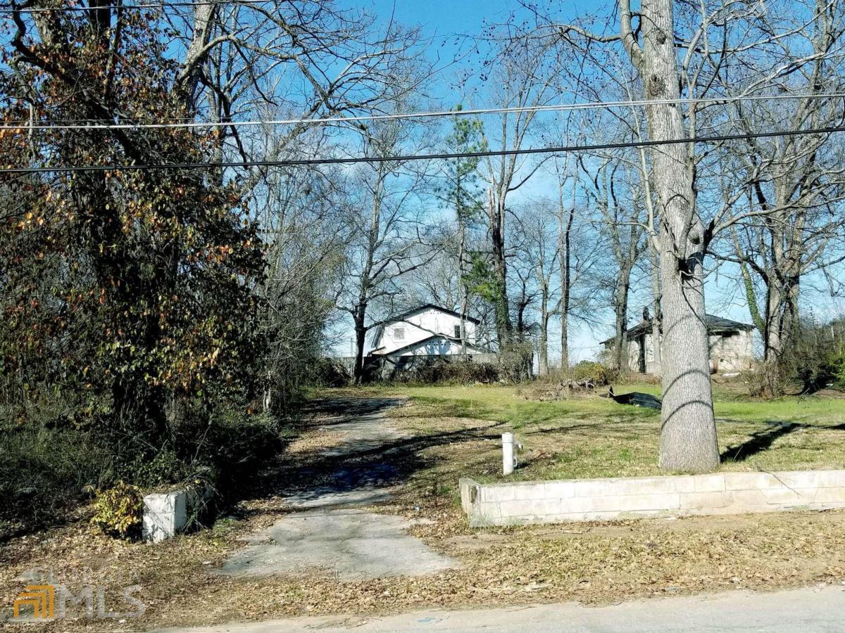 a view of a yard in front of a house