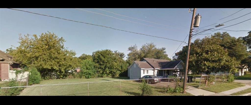 a view of an house with backyard space and garden