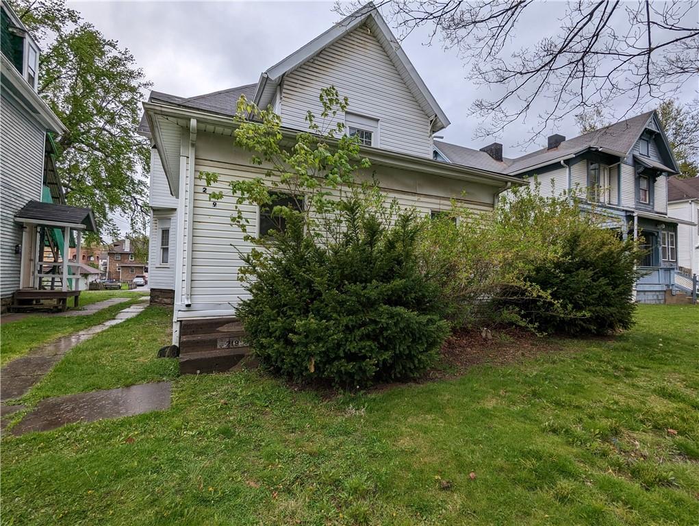 a view of a yard in front of house