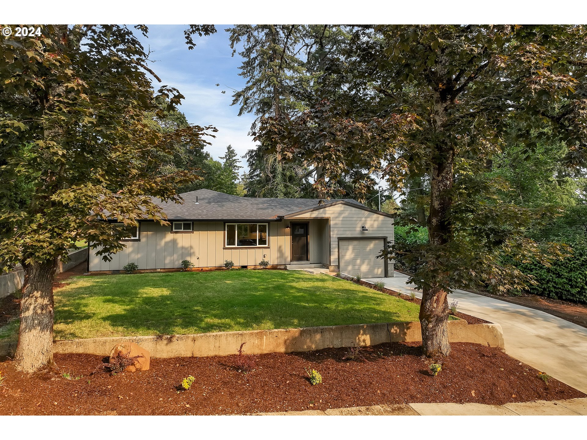 a view of a house with a yard