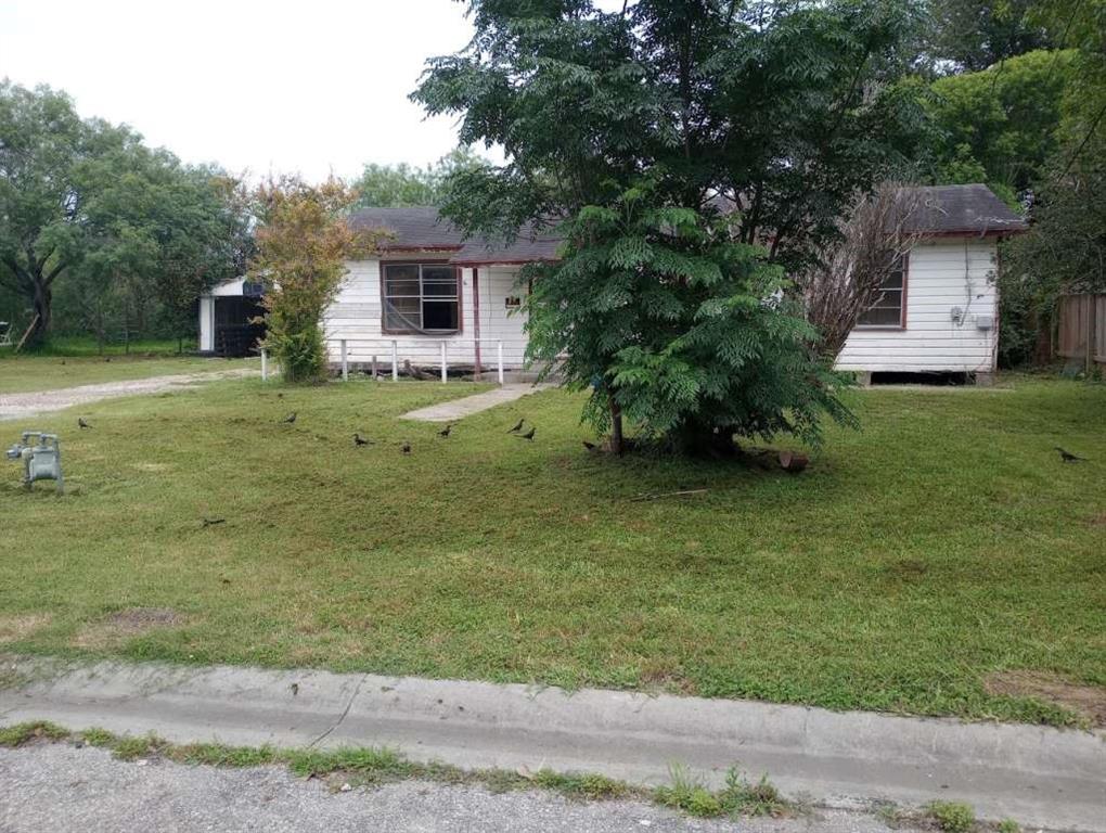 a view of a house with a backyard