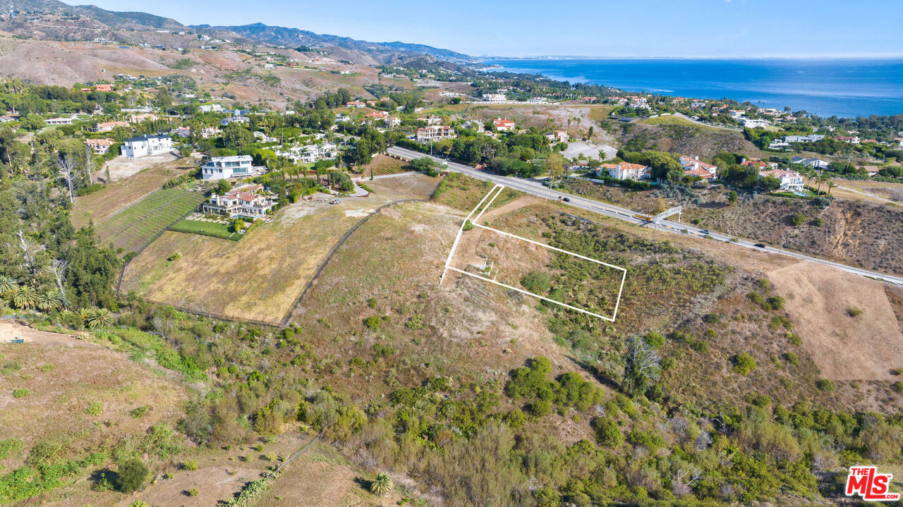 Premium Photo  An aerial view of zuma beach and mountains against