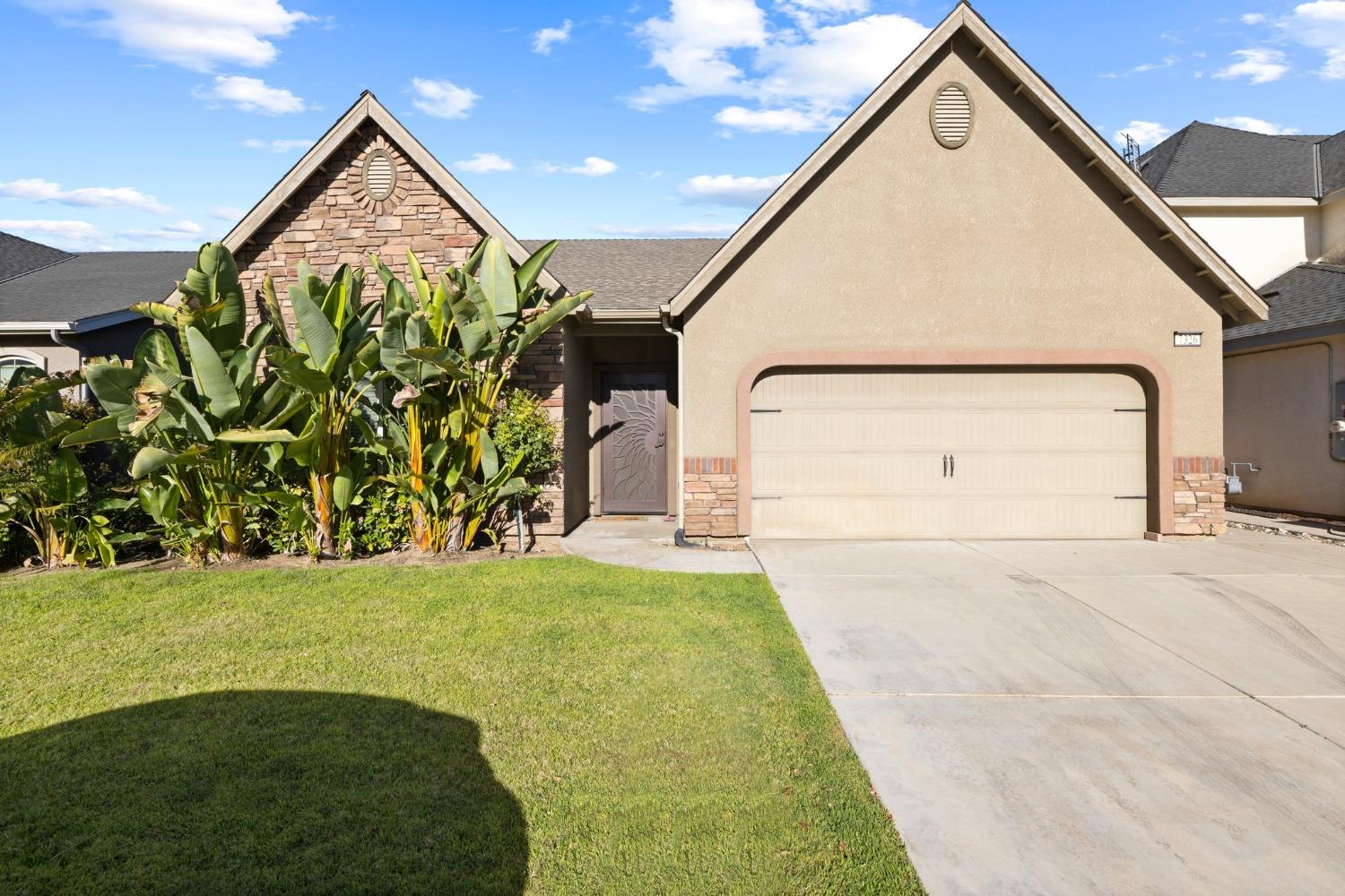 a view of back yard of the house