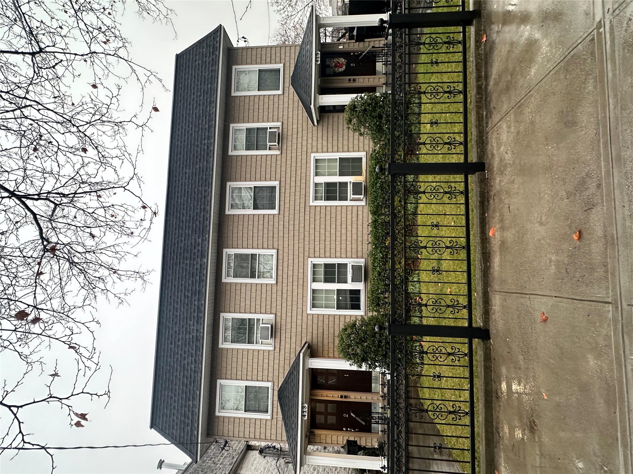 View of front of property featuring a front yard