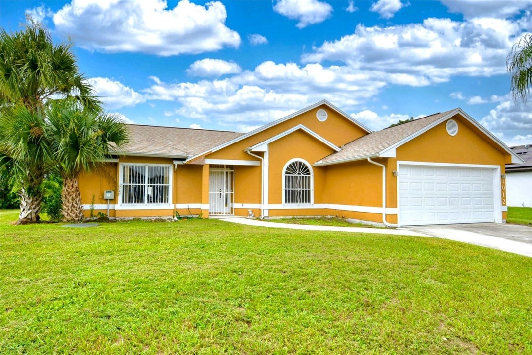 a view of a yard with a house