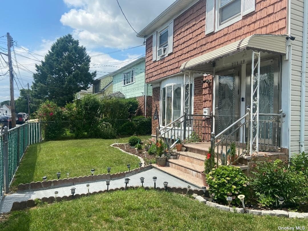 a view of a house with backyard and garden