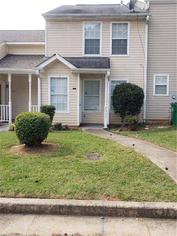 a view of a house with a yard