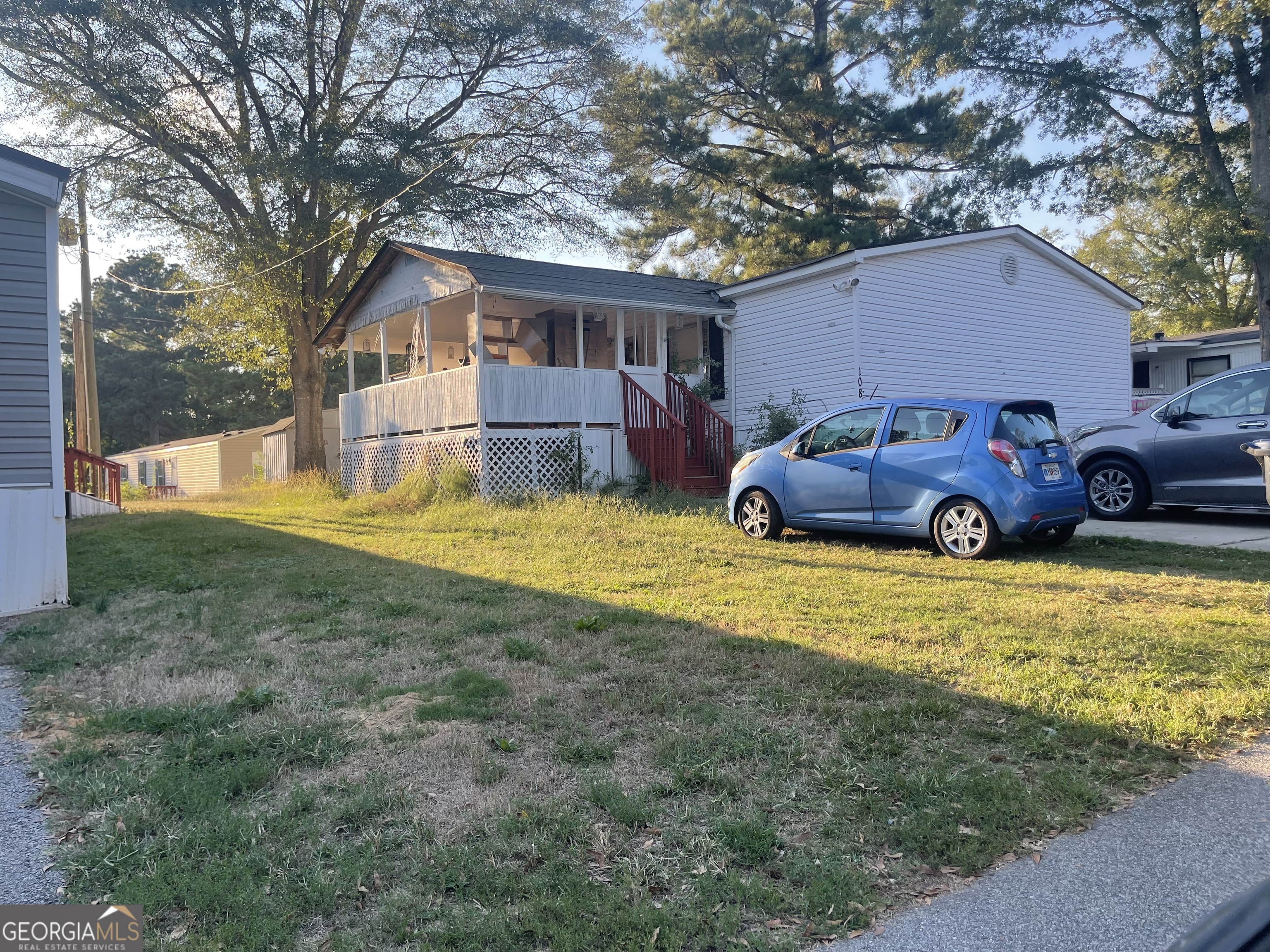 a front view of house with yard and garage