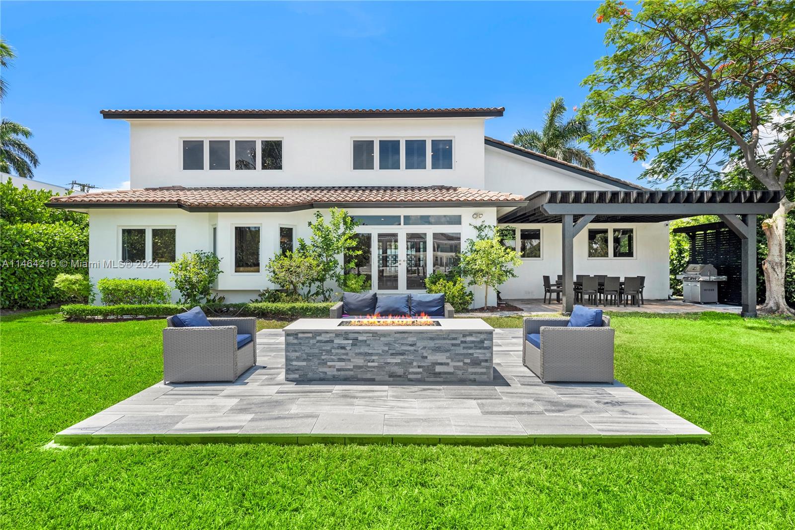 a view of a house with back yard