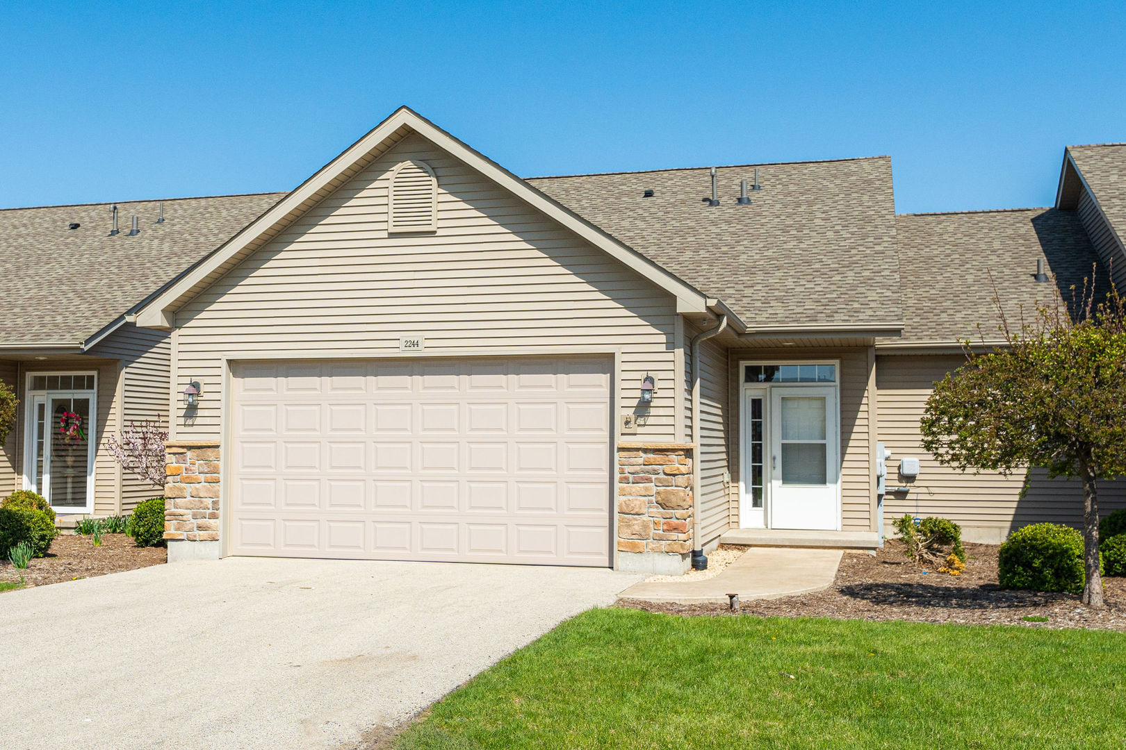 a view of a house with a yard