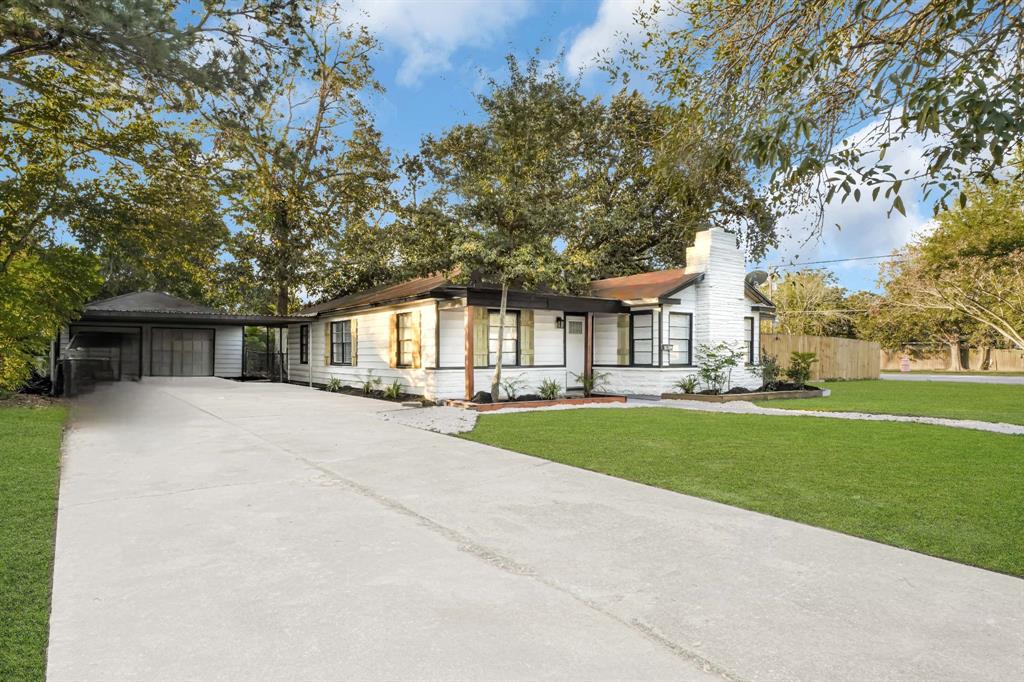 12 to 15 suburbans fit in this driveway +2 detached car garage and an extra wide carport.