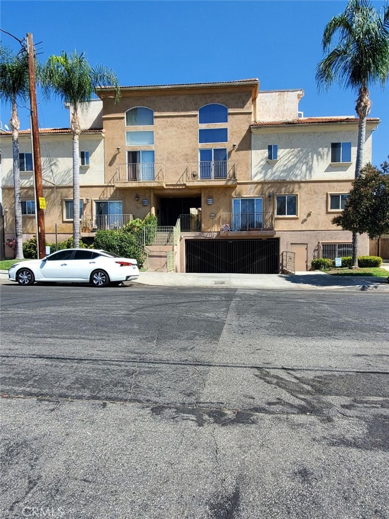 a view of multiple house with a yard