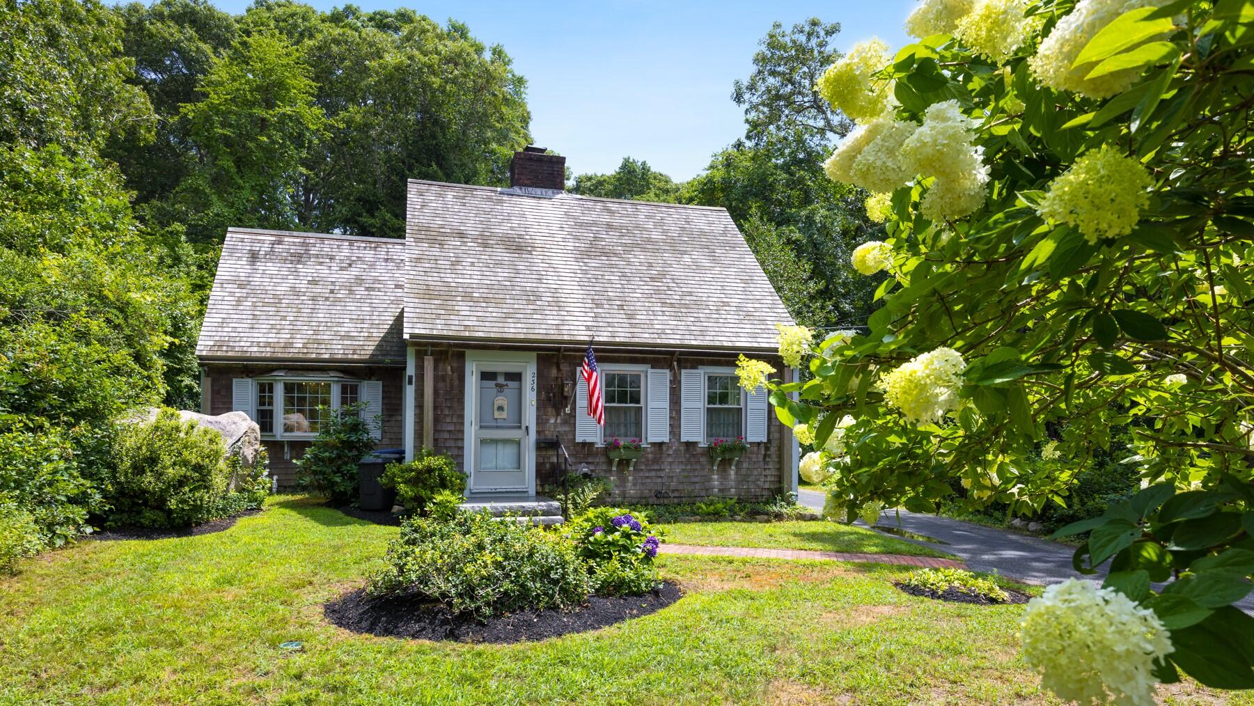 Desirable Sippewisset with Deeded Beach