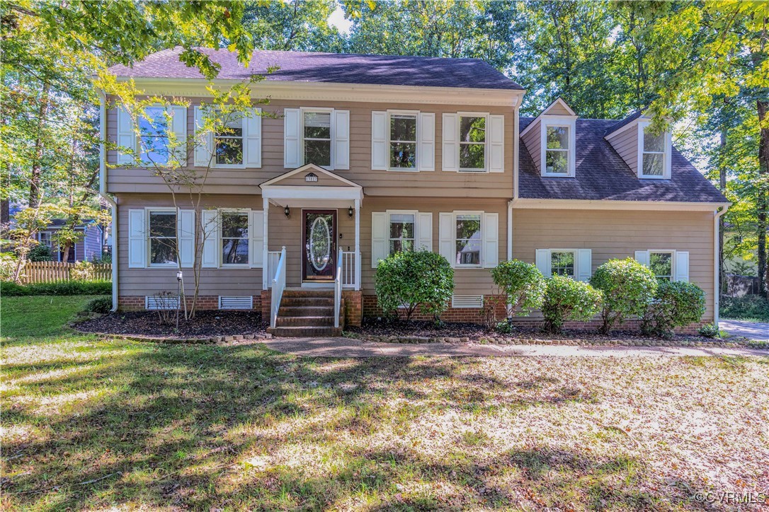 a view of a house with a yard