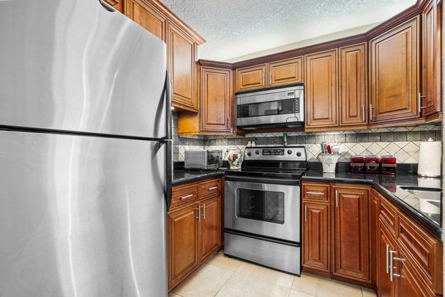 $165,000 | 400 Northeast 20th Street, Unit B204 | Northeast Boca Raton