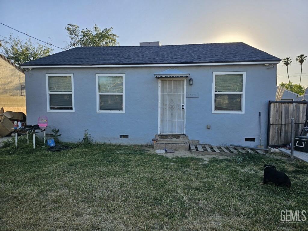 a front view of house with yard