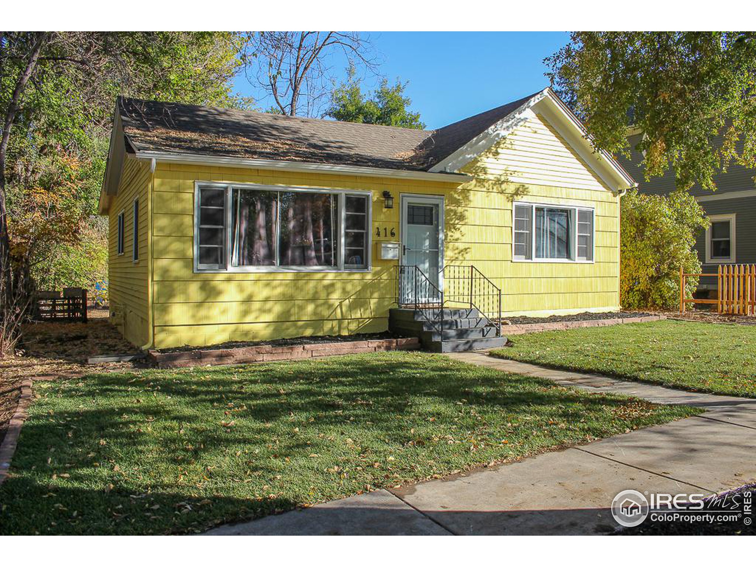 a view front of house with a yard