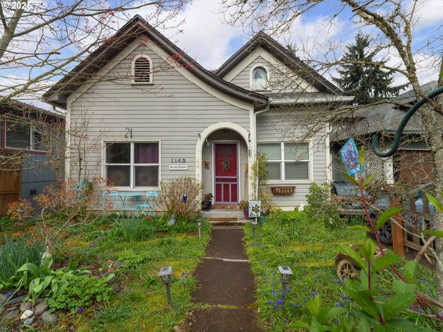 $359,900 | 1142 Southeast Main Street | Heart of Roseburg