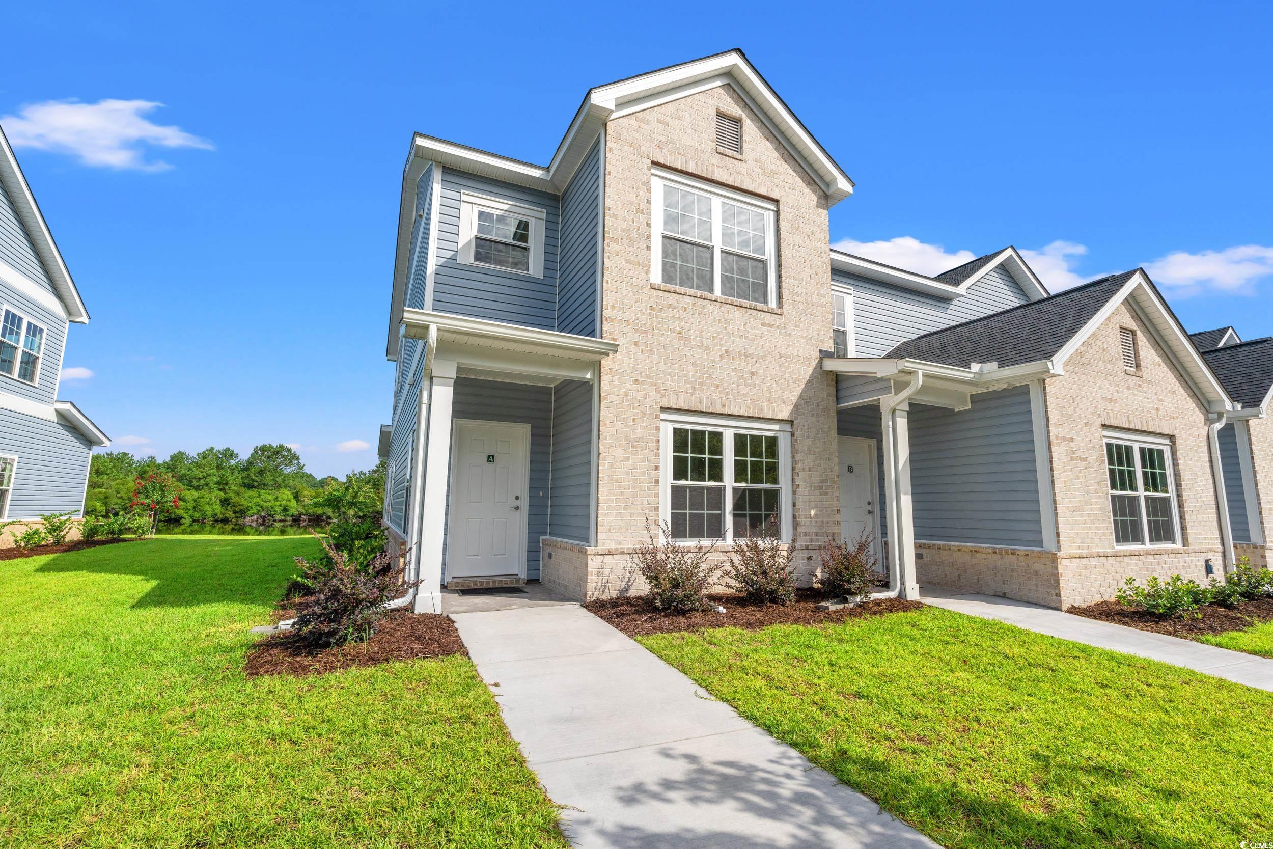 View of front facade featuring a front yard