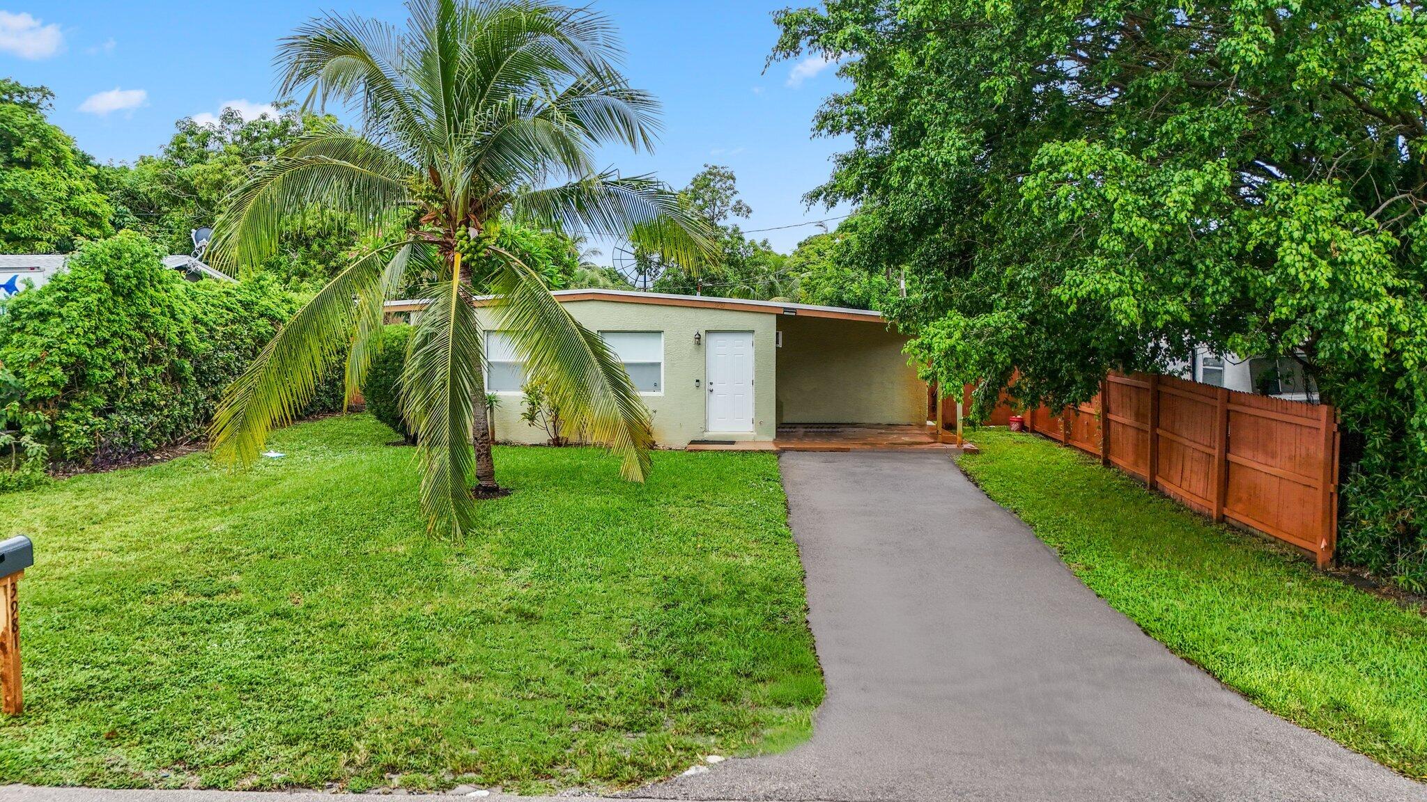 a view of a back yard