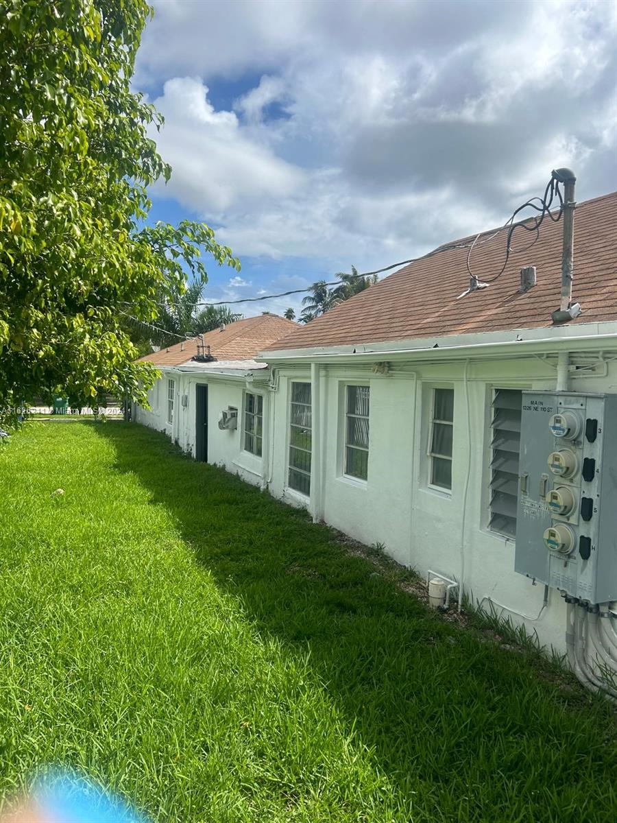 a view of a house with a backyard