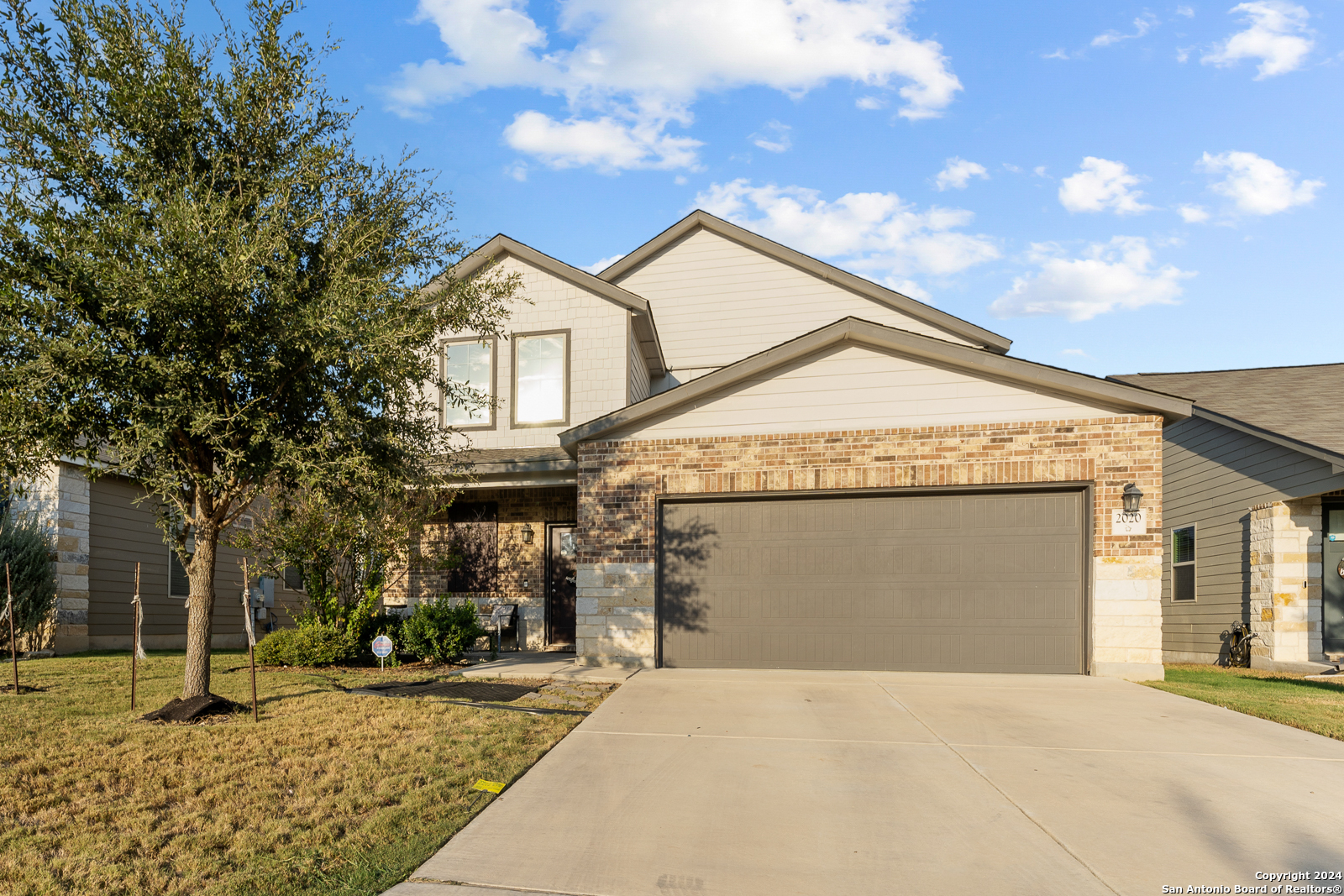 a view of a house with a yard and garage