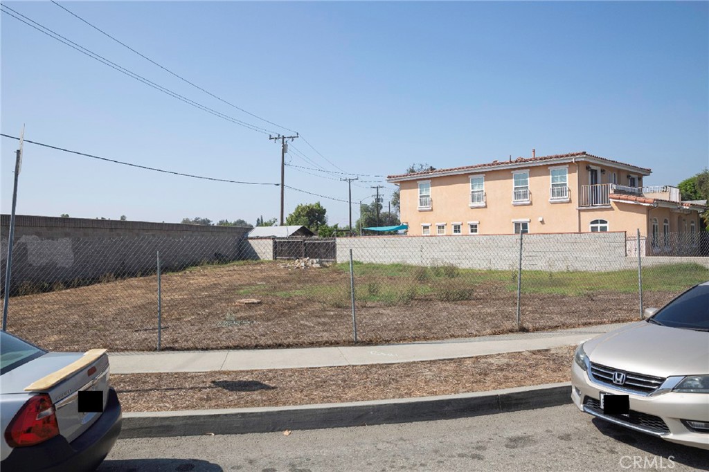 a view of a house with a back yard