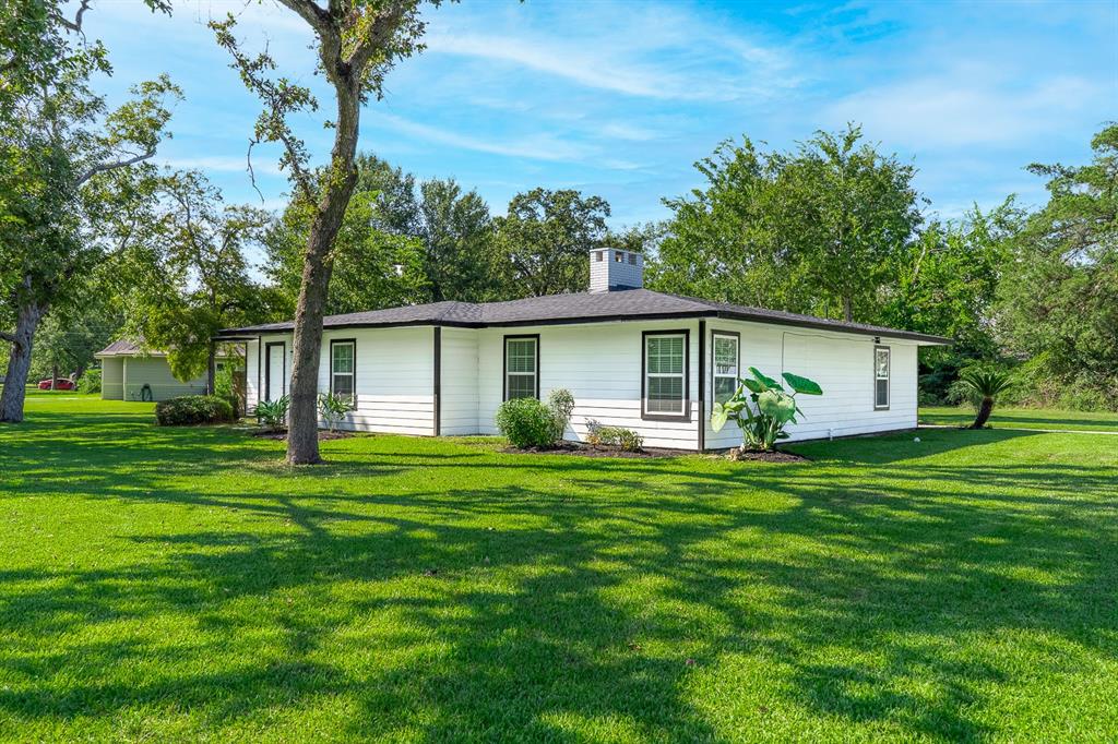 a view of a house with a backyard