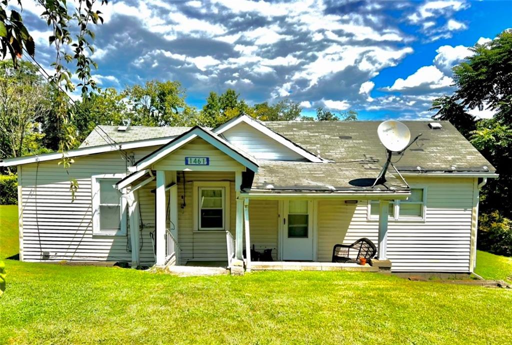 a view of a house with a yard