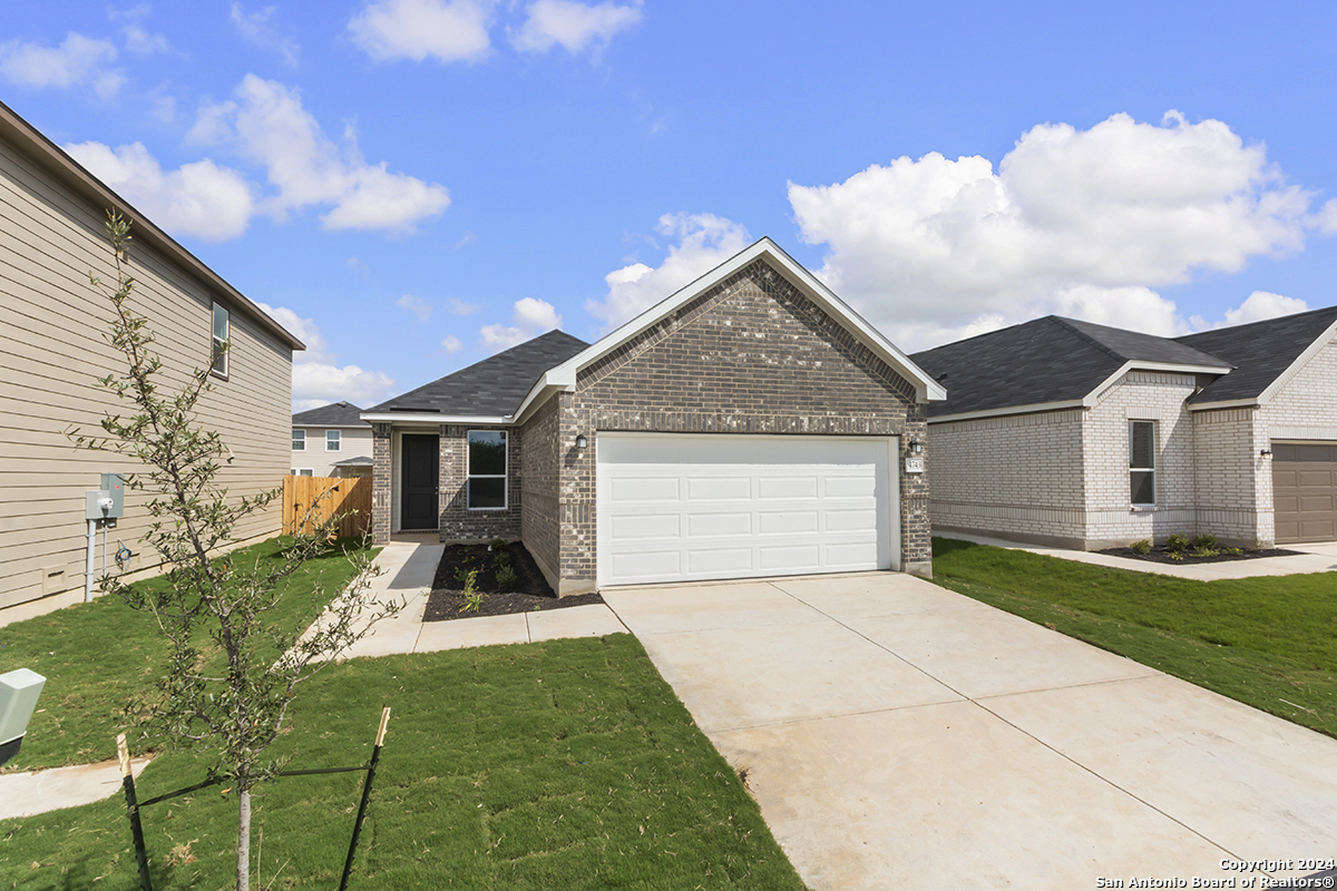 a view of a front of house with a yard