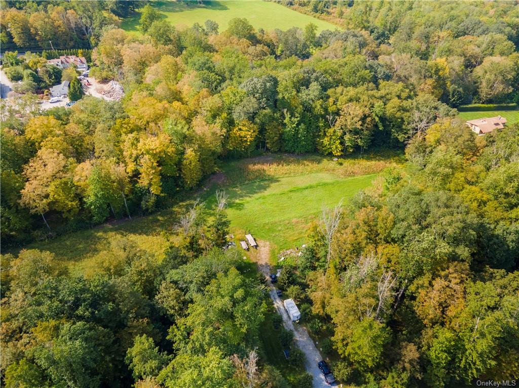 a view of yard with green space