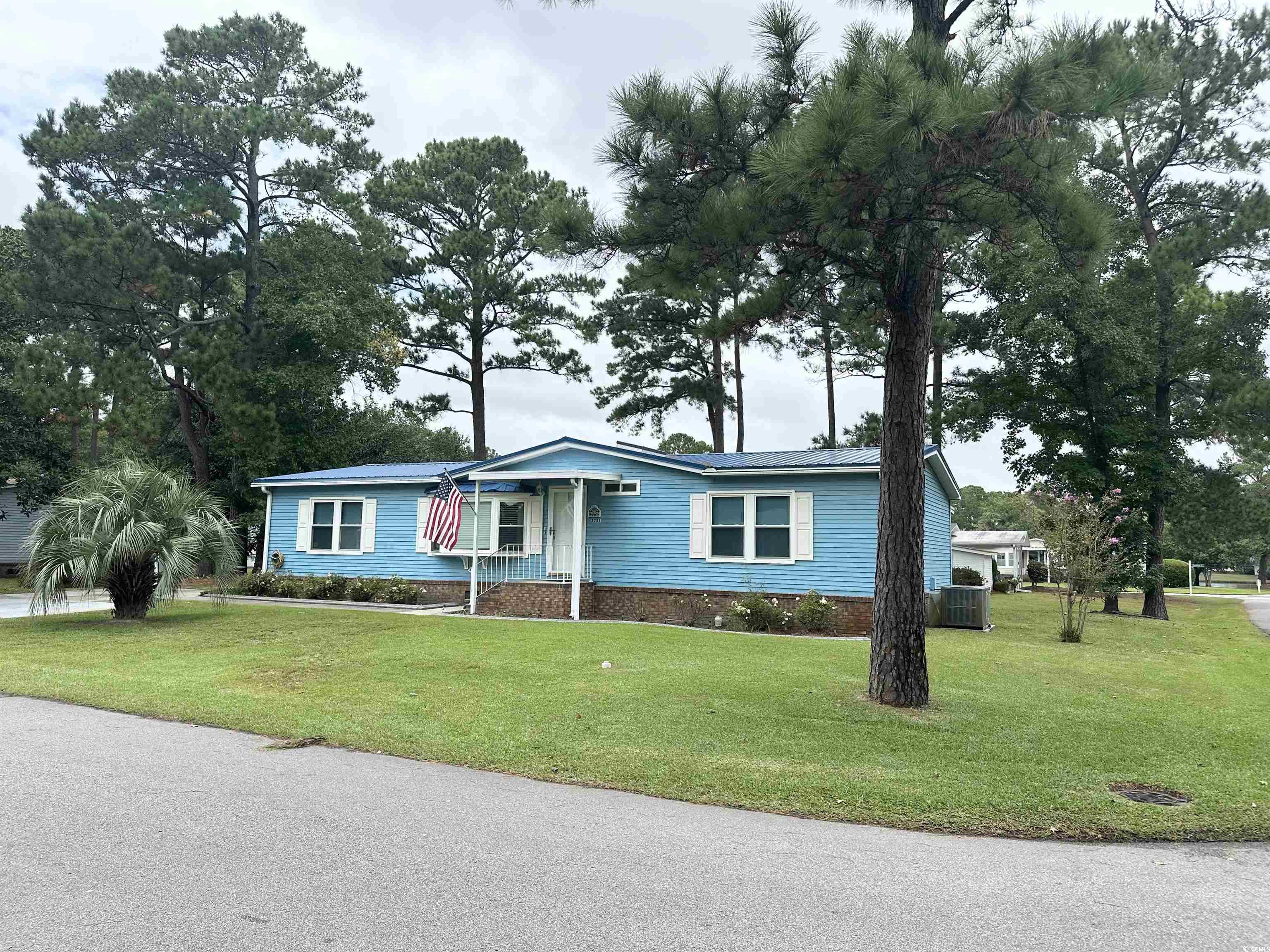 View of front facade with a front yard