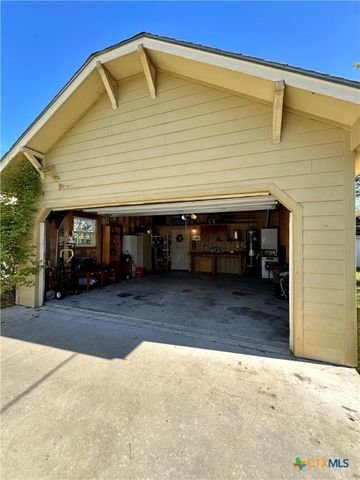 $850 | 710 North Market Street | Hallettsville