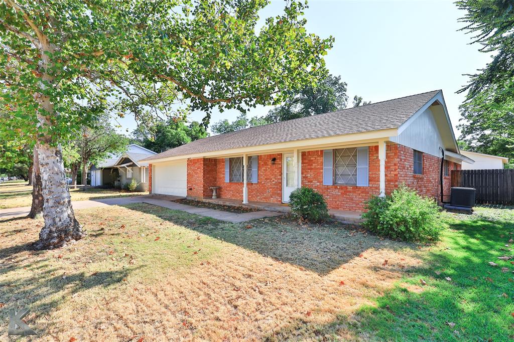 a view of a yard with a house