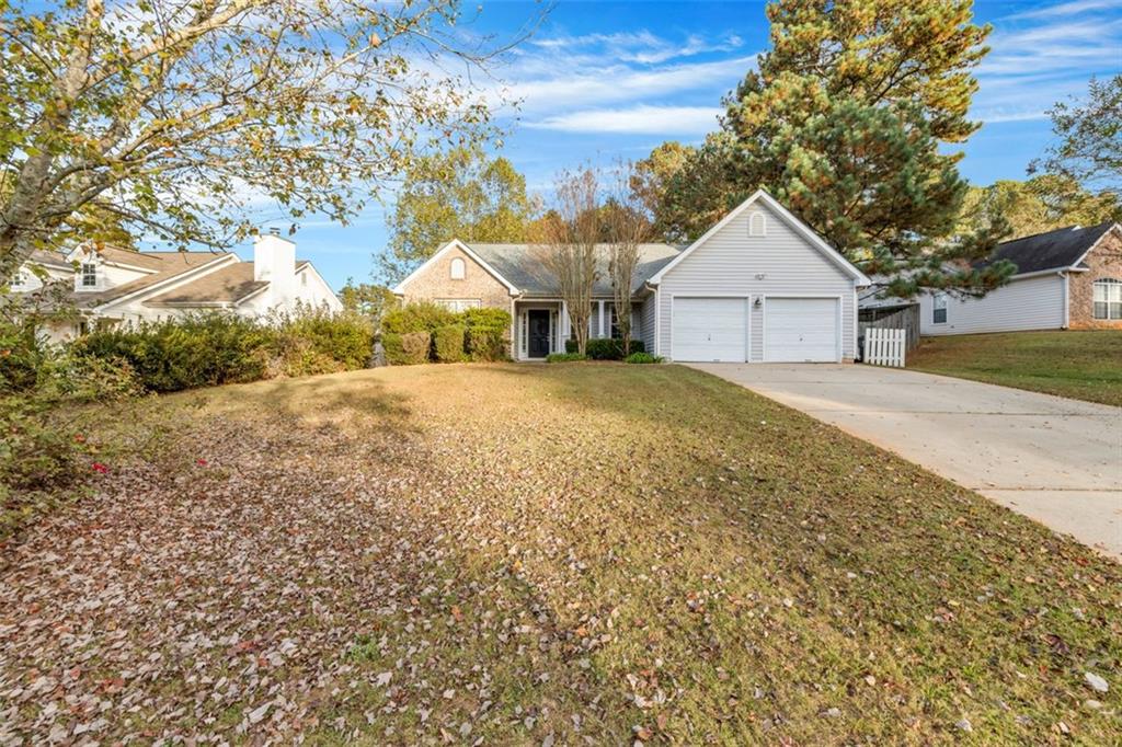 a view of a house with a yard