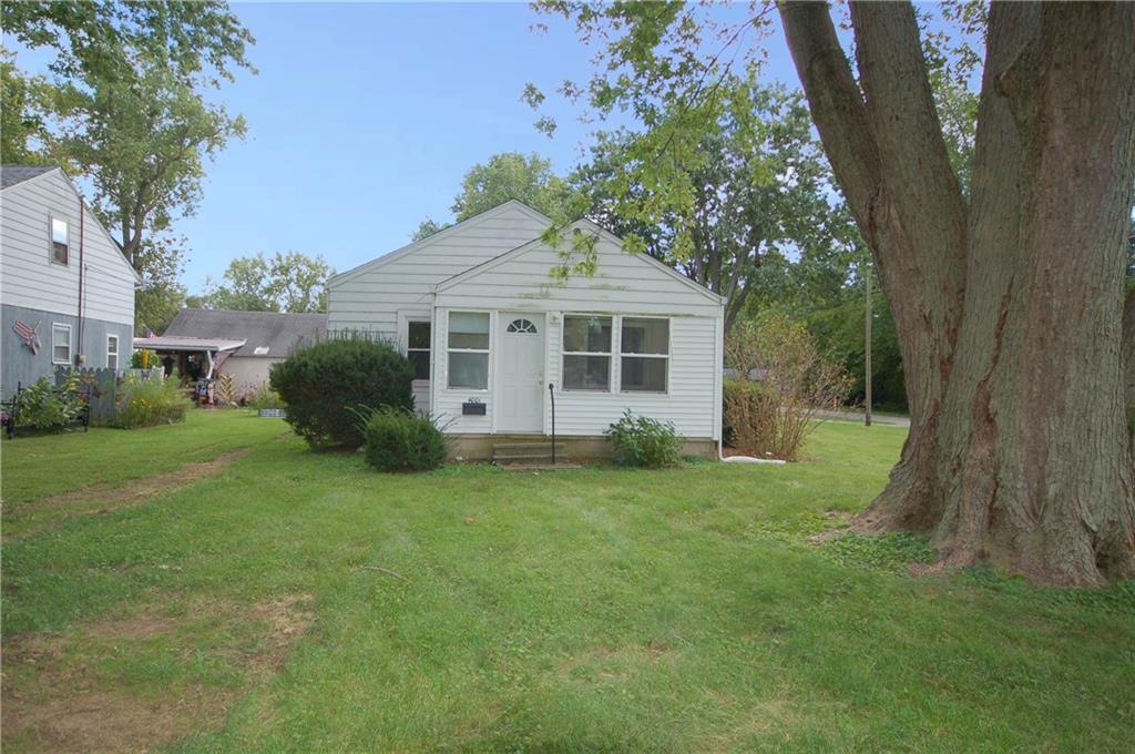 a view of a house with backyard and garden