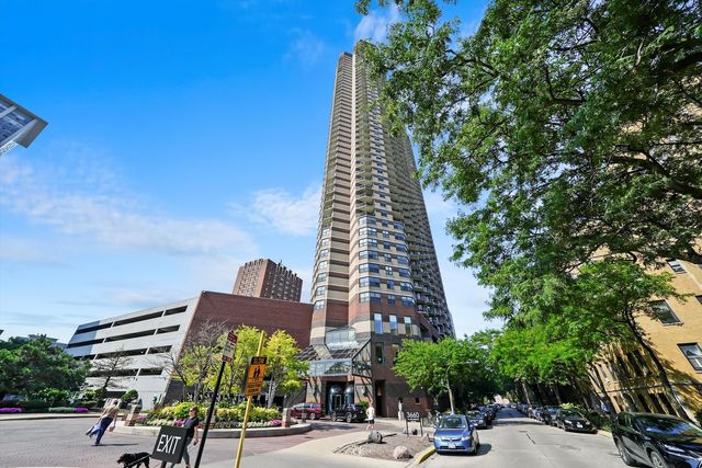 $219,900 | 3660 North Lake Shore Drive, Unit 914 | Uptown Chicago