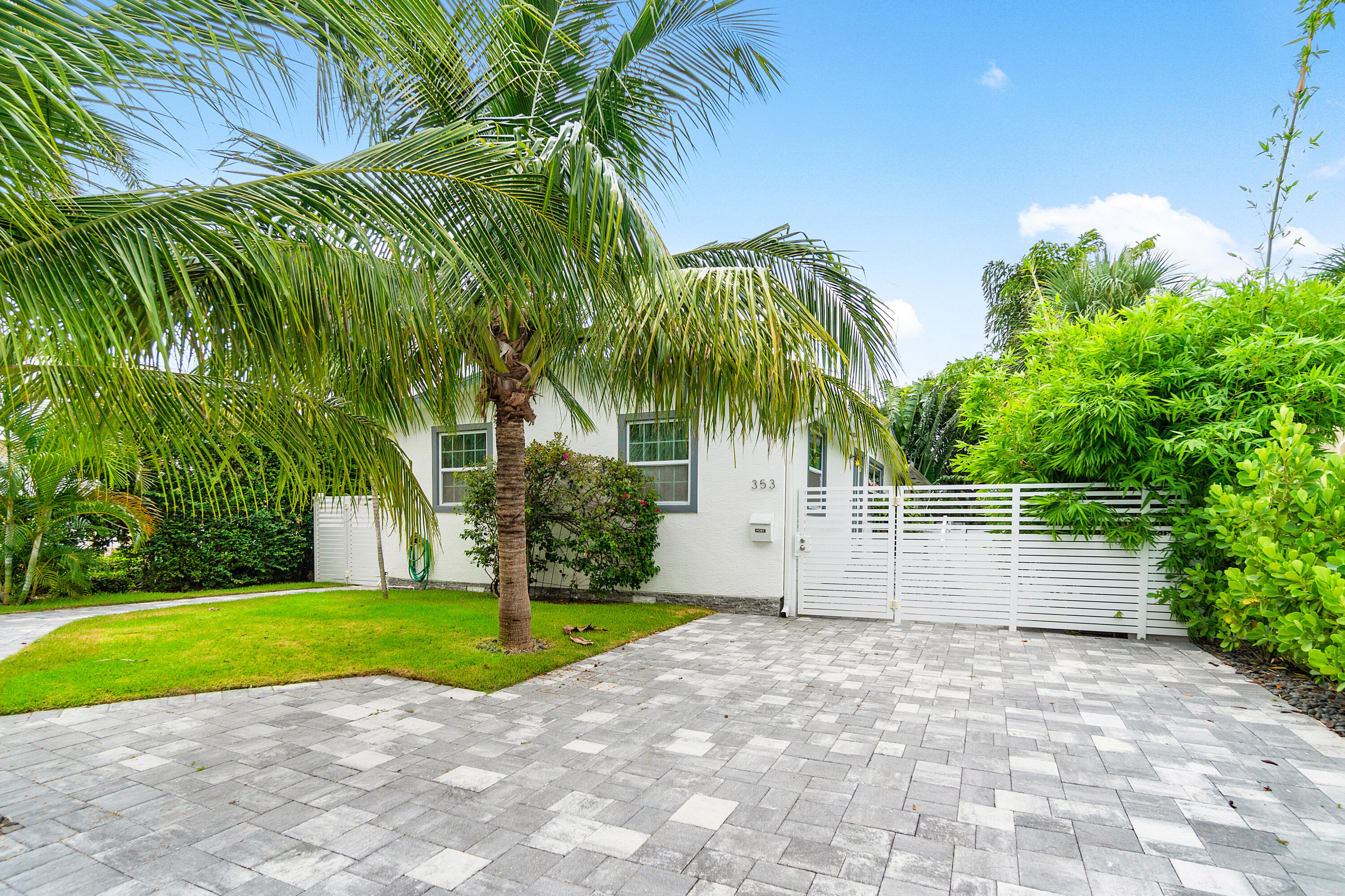 a view of a backyard with palm trees