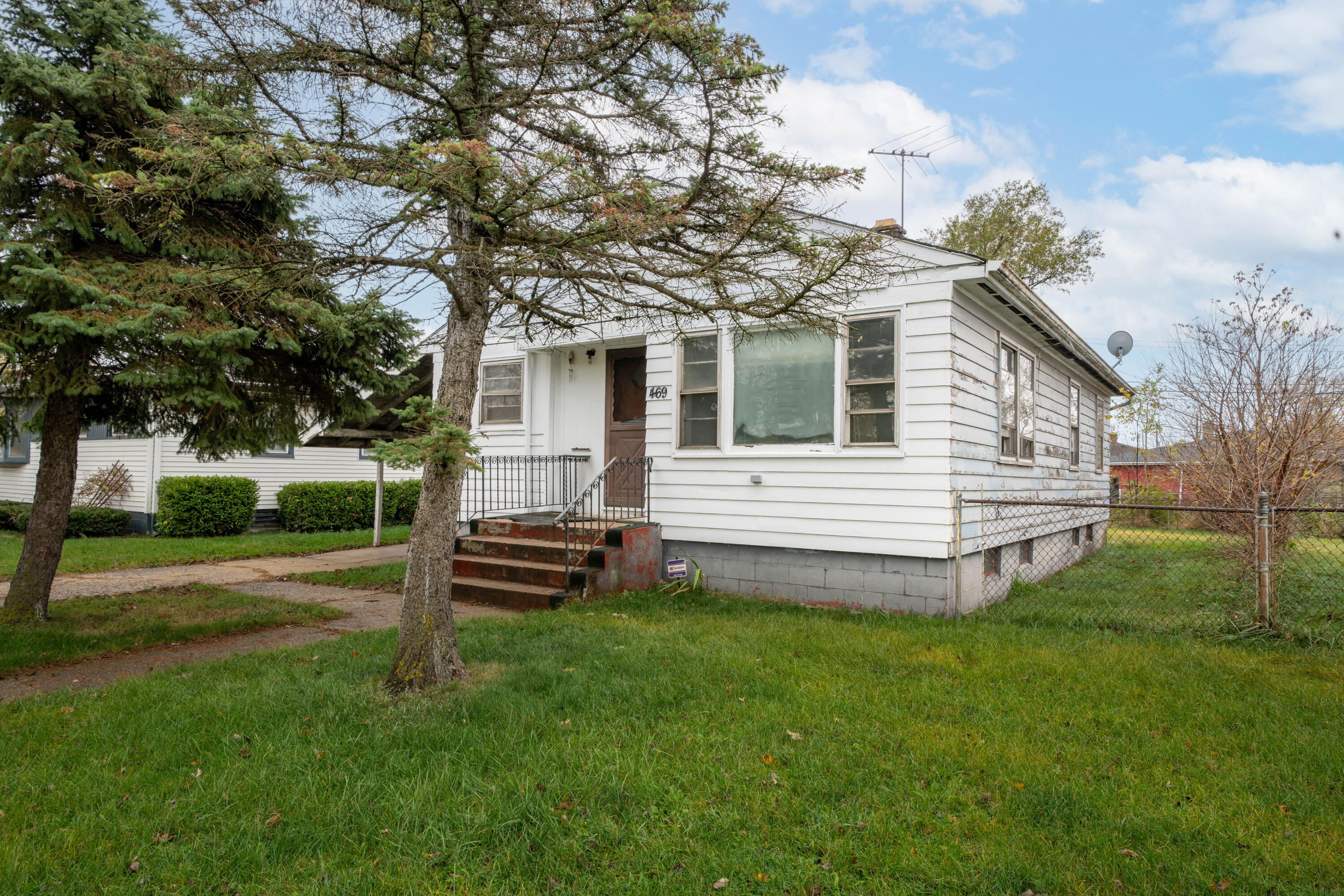 a view of a house with a yard