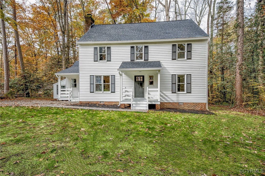 View of front of property featuring a front lawn