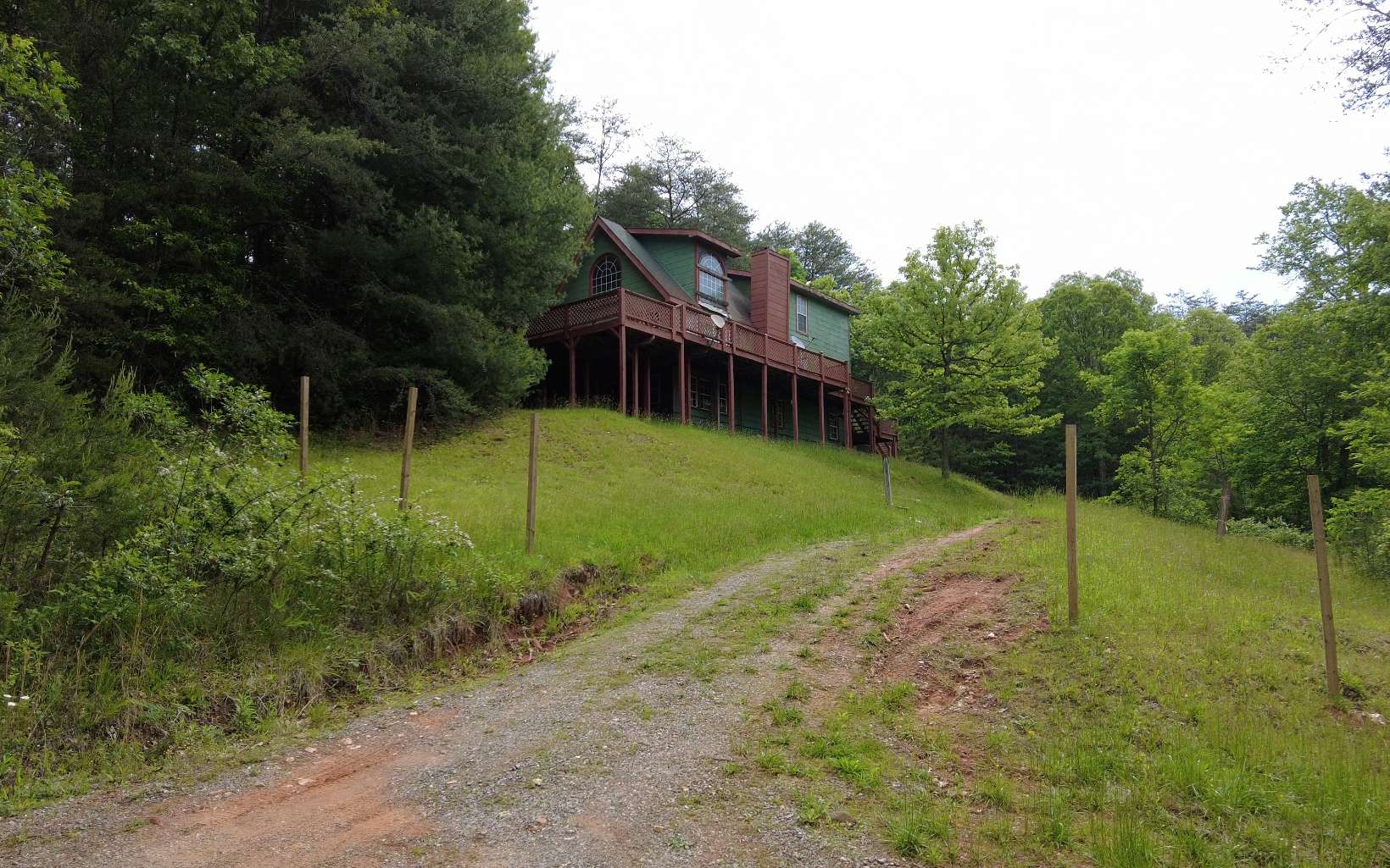 a view of a house with backyard