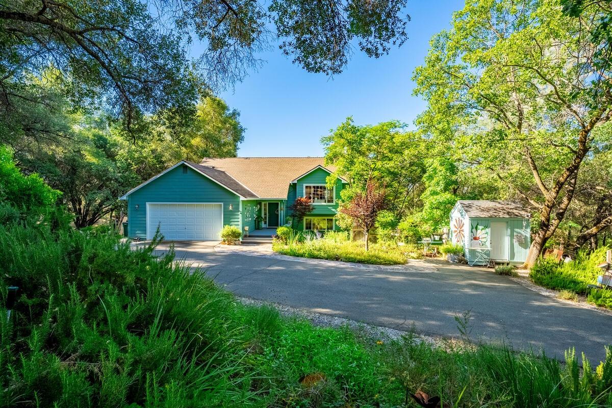 a view of a house with backyard and garden