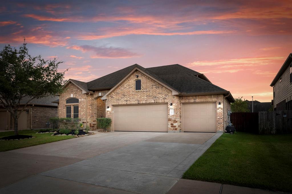 Welcome to this pristine home with AMAZING 3 CAR GARAGE nestled in Ventanna Lakes community