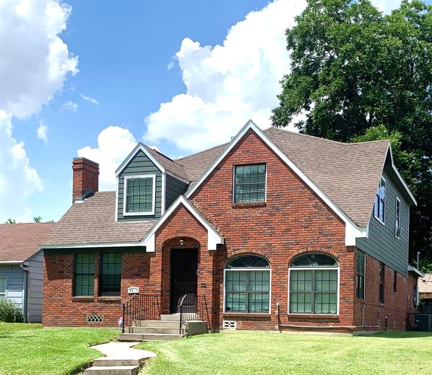 a view of a yard in front of house