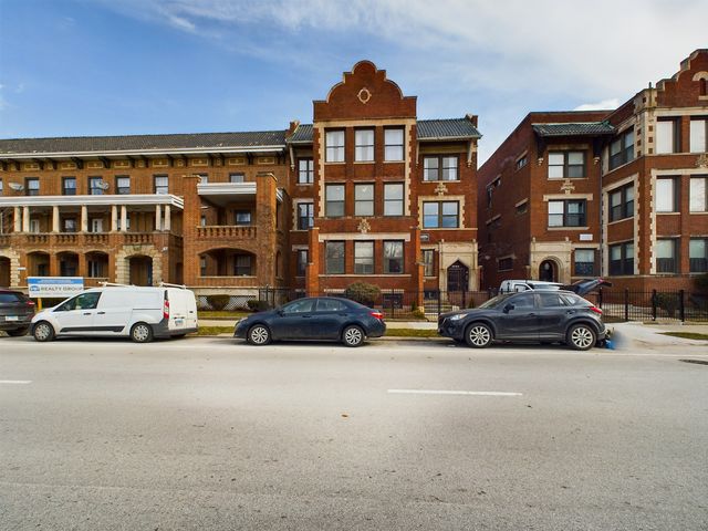 $635,000 | 5017 South Drexel Boulevard, Unit 101 | Kenwood