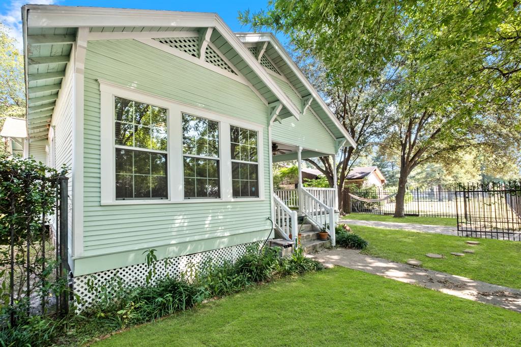 a view of a house with a backyard