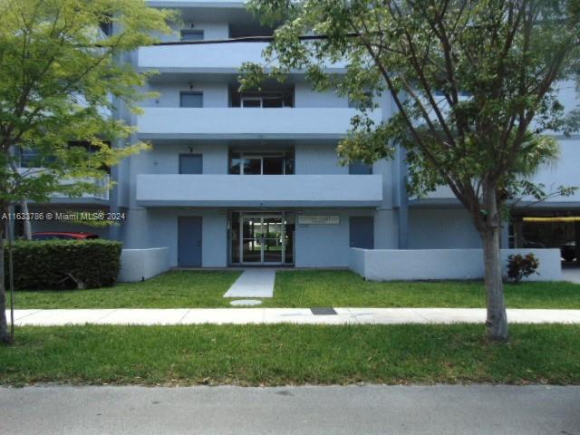 a view of a yard in front of house