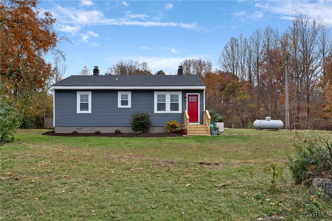 a view of a house with backyard and garden